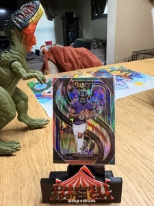 2024 Select - Lamar Jackson #121 - Rosso e Verde Prizm Premier Level - ***LEGGI** - Foto 1 di 3