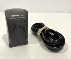 CHARGEUR DE BATTERIE LI-ION ORIGINAL OLYMPUS LI-10C AVEC CÂBLE POUR BATTERIE LI-12B - Photo 1 sur 5