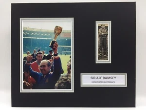 RARO Espositore foto firmato Sir Alf Ramsey Inghilterra Mondiali 1966 + AUTOGRAFO COA - Foto 1 di 4