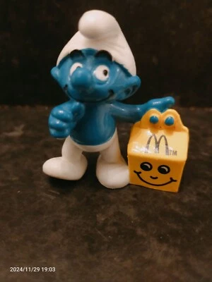 1996 SMURF HOLDING PRESENT VINTAGE PEYO 6 CM FIGURE MADE FOR MCDONALDS - Image 1 of 4