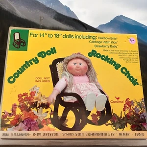 Cardinal - Cabbage Patch Kids - Country Puppe - Schaukelstuhl aus Holz & Korbgeflecht (Z) - Bild 1 von 3