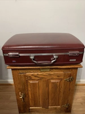 VINTAGE AMERICAN TOURISTER HARDSHELL LARGE LUGGAGE SUITCASE 24"X16"X8" BURGANDY - Image 1 of 4