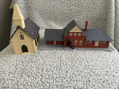 Life-Like HO Scale Union Avenue School House /Depot + Plasticville Church. - Image 1 of 4
