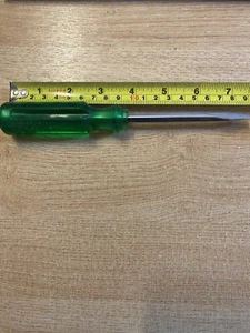 Destornillador de 4" - Cabeza plana - Siempre duradero - (Mango verde) Nuevo stock antiguo - Imagen 1 de 2