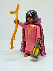 playmobil magicienne au bâton, robe rose, manteau violet, lanterne, moyen-âge - Foto 1 di 1