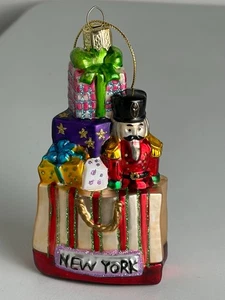 Nueva York Adorno Navidad Cascanueces con Regalos 4" - Imagen 1 de 6
