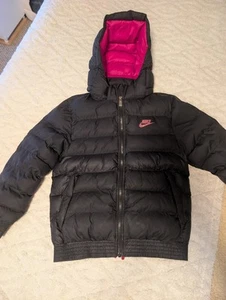 Nike YOUTH Sportswear Puffer Jacket Size Medium Black Fuchsia Removeable Hood - Picture 1 of 6