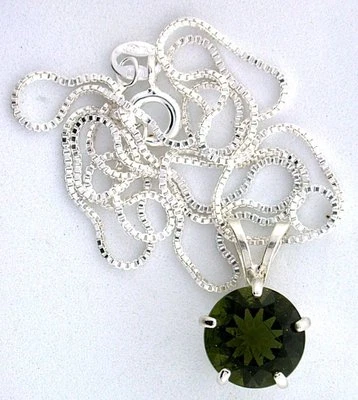 Cadena colgante redonda de plata de ley pura de piedras preciosas de moldavita de 2,43 quilates y 10 mm Foto 1 de 2