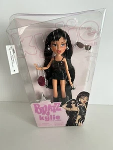 Muñeca de moda Bratz x Kylie Jenner Day con accesorios y póster - Imagen 1 de 6