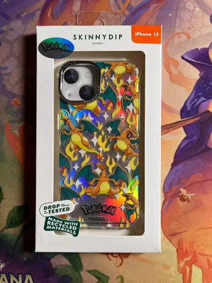Capa iPhone 15 Skinny Dip X Pokémon - Charizard LIMITED EDITION - Imagem 1 de 4