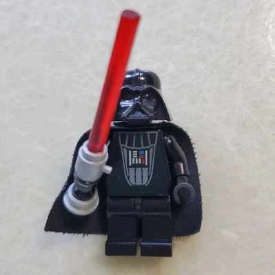 LEGO Star Wars Darth Vader - Minifigura con sable de luz iluminado *Funcionando  Foto 1 de 4