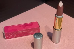 (1) Nuovo con scatola Mary Kay Signature Creme Rossetto Shell #270900 - RARO - Foto 1 di 8