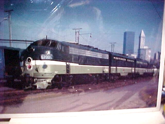Arte ferroviario, arte fotográfico, unidades NP NCL F en pista de espera, unidad de plomo #6700C, (JPH) Foto 1 de 1