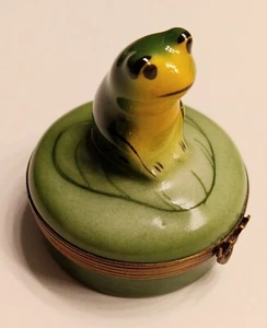 Caja de baratijas principal pintada Limoges rana verde sobre almohadilla de lirio porcelana - Imagen 1 de 8