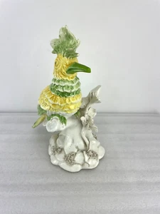Figura de porcelana Julia Imports pájaro tropical estilizado verde y amarillo en rama - Imagen 1 de 10