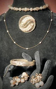 Vintage Signed Faux Pearl And Gold Tone Jewelry Lot TRIFARI MONET WHITING &... - Picture 1 of 13