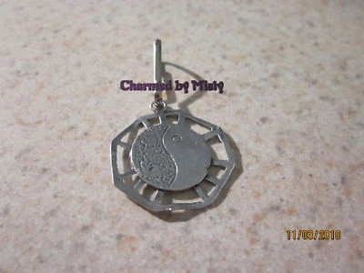 NOVO EM FOLHA YIN YANG HEX ZÍPER PUXAR CACHORRO GATO COLAR BOLSA CHARME #30 CLIPE DE METAL - Imagem 1 de 3