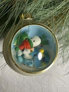 Vintage 1979 Hallmark Panorama Ornament Hockey Weihnachten Snoopy Woodstock Glühbirne - Bild 1 von 5