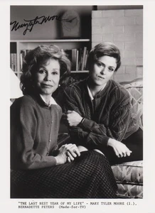 MARY TYLER MOORE signed ORIGINAL 1990 B/W STUDIO PROMO PORTRAIT 8x10 w/ coa - Picture 1 of 1