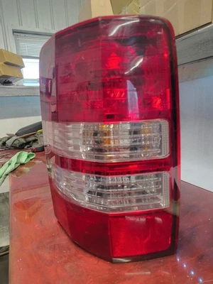 Luz trasera izquierda Jeep Liberty 2008 2009 2010 2011 2012 OEM 55157347AC Foto 1 de 4