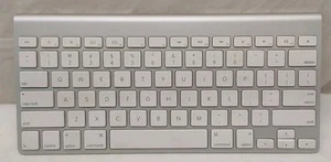 2009 3rd Generation Apple A1314 White Wireless Bluetooth Magic Keyboard for iMac - Picture 1 of 10