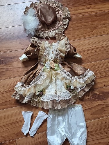 VETEMENTS Bellissimo vestito bambola marrone con pizzo. Lunghezza 12". Il set include vestito pantaloni cappello