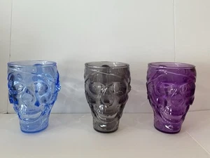 Vintage Treasure Island Luminarc 3D Pirate Skull Glass 32 oz Mug Lot Of 3 Colors - Imagen 1 de 5