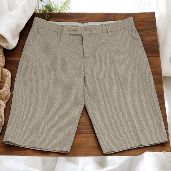 Vertigo Paris Tan and White Textured Bermuda Summer Shorts Women’s Size 8 - Image 1 of 4