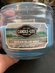 CANDLE-LITE Ocean Blue Mist Scent 3-Wick Candle 10 oz glass jar - Picture 1 of 3