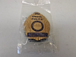 Rare Spelling ERROR 1993 INAUGURATION PRESIDENT SMITHSONIAN INSTITUTION BADGE - Picture 1 of 4