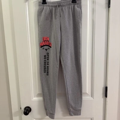 Pantalones deportivos Under Armour Iron Paradise The Rock Dwayne Johson grises jóvenes grandes Foto 1 de 4