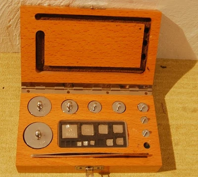 TRÉS BON ÉTAT .ANCIENNE PETITE BOITE DE POIDS.POUR BALANCE..BIJOUTIER OU AUTRE - Photo 1/4