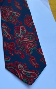 Bellissima cravatta rossa paisley su fantasia floreale blu - mai indossata nuova 100% seta - Foto 1 di 3