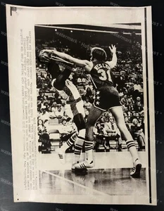 Walt Bellamy No Where to go Hawks vs Bullets 1974 NBA Original Pressefoto - Bild 1 von 2
