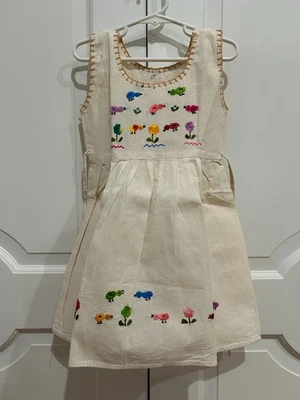 Vestido de niña mexicana con bordado a mano. Foto 1 de 4