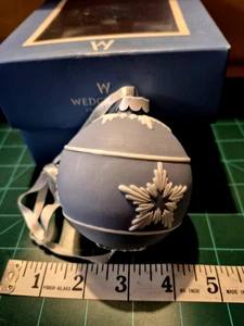 Wedgwood Inglaterra Jaspe Azul Claro Redondo con Estrellas Blancas Adorno de Navidad  - Imagen 1 de 8