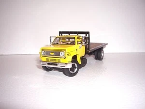 DCP FIRST GEAR 1/64 YELLOW CAB WITH BULKHEAD CHEVY C65 SINGLE AXLE FLATBED TRUCK - Picture 1 of 6