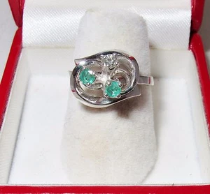 Anillo de mujer de oro blanco de 14 quilates con esmeraldas y diamantes, 3,1 g (talla 5,5) - Imagen 1 de 12