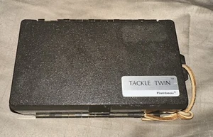 VINTAGE FLAMBEAU TACKLE TWIN FISHING TACKLE BOX PLASTIC HOLDS 72 FLIES 1 SIDE - Picture 1 of 11