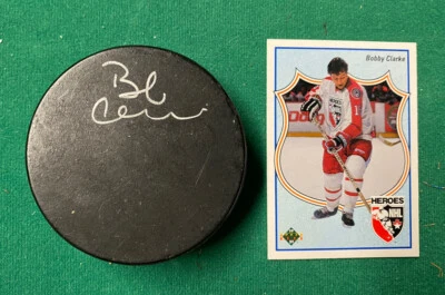 BOBBY CLARKE FIRMADO NHL PUCK & CARD PHILADELPHIA FLYERS HOF AUTOGRAFIADO Foto 1 de 2