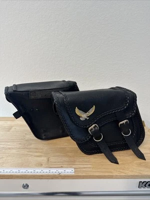Bolsos de cuero para moto Willie and Max negros con hebillas trenzadas Foto 1 de 4