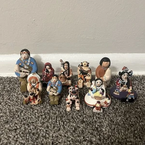Lot 10 Pueblo Indianer Häuptling & Frau Geschichtenerzählerin mit Kindern Figuren 2 Zoll - Bild 1 von 23