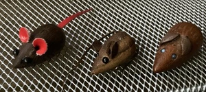 Vintage Odd Mini Holz Mäuse (3) - Kunstleder Ohren, Perlenaugen, Pin ~ Tiki? - Bild 1 von 6