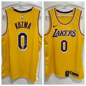 Maglietta Swingman firmata Kyle Kuzma, taglia 48 nuova con etichette (JSA) a prova di foto - Foto 1 di 8