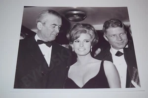 Raquel Welch pinup 8x10 glossy photo Busty Sexy Gorgeous Cleavage 0622 - Picture 1 of 1