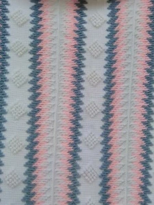 Handgemacht Gestrickt Pastell Afghan Rosa Weiß Popcorn Rüschen Einfassung 76" x 57" SCHÖN - Bild 1 von 5