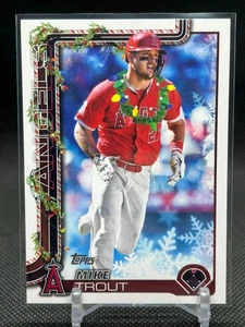 2025 Topps Holiday #H50 Mike Trout SP VARIACIÓN IMAGEN LUCES DE NAVIDAD - Imagen 1 de 2