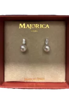 Orecchini di perle a perno tono argento Majorica $65 S1 - Foto 1 di 4