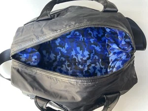 Kenneth Cole Lightweight Black Weekender Duffel Tote Bag w/ Blue Camo Interior - Picture 1 of 18
