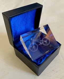 Edler Glasbriefbeschwerer Würfel mit Mountainbike 7x6x4 cm - Bild 1 von 7